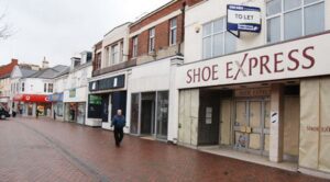 Block_of_four_large_empty_retail_units_in_Redcar_High_Street_972341746